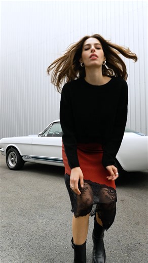 💃 Ici, on craque pour : La jupe rouge satin & dentelle ❤️ Le haut noir élégant aux détails de dentelle raffinés 🖤 Un look tendance et audacieux, parfait pour affirmer votre style cet hiver. 👉 Disponible dès maintenant en boutique et sur notre site. 📌 Références produits : Jupe JUCOLLADENT Haut COLLABDENTEL Ne passez pas à côté ✨ #CacheCache #NewDrop #OOTDInspo #GlamourRock | Cache Cache