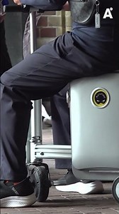 Nu ook in Amsterdam: toerist op rijdende elektrische koffer