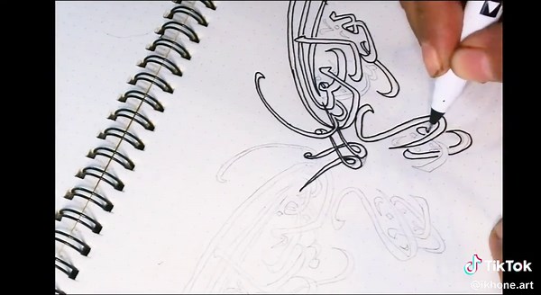 Kaligrafi Berbentuk Kupu-Kupu yang Menawan