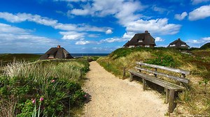 8.4K views · 215 reactions | Sylt ist eine der beliebtesten Urlaubsinseln in der deutschen Nordsee. Das Wattenmeer und die Sandstrände locken Besucher ebenso an wie die Dörfer aus dem 19. Jahrhundert. So ist für jeden Geschmack etwas dabei. | DW Deutsch lernen | Facebook