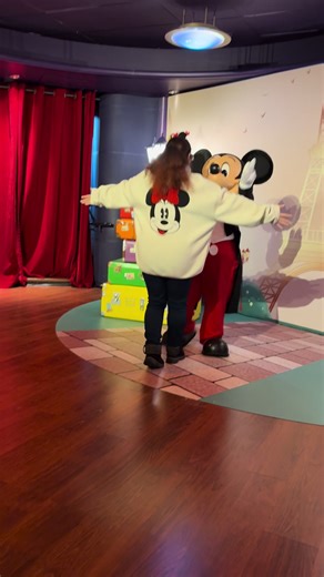 Mrs mouse meeting her other hubby #mickeyfriendsstaytrue #disneyuk #dlp #disney #mickeymouse @Disneyland Paris ✨