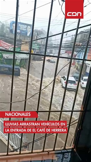 Videos enviados a nuestra redacción muestran como las lluvias originadas este miércoles arrastraron varios vehículos en la avenida Isabel Aguiar, cercano a la entrada del sector El Café de Herrera.#CDN #CDN37 #Noticias #NoticiasRD #Nacionales #RepublicaDominicana #ElCafeDeHerrera