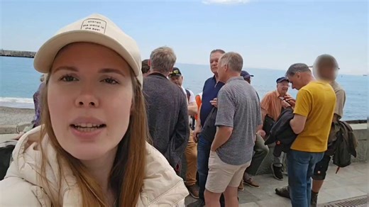 Deutsche Touristen auf der Krim: wir feiern heute mit unserer Reisegruppe den 9. Mai auf der Krim! In den Videos Eindrücke von den Feierlichkeiten! Die Atmosphäre ist großartig 😍 während in Deutschland Georgsbänder verbrannt und verbannt werden, haben unsere Gäste als erstes gefragt, wo sie diese Bänder herbekämen- und tragen sie mit Stolz. Gibt es hier heute übrigens überall umsonst.Mehr Infos zu unseren Reisen: