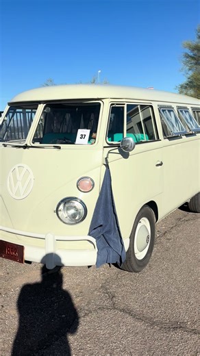 Explore Vintage VW Bus Enthusiasm