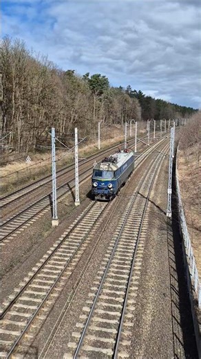 Niespotykanie spokojny Byk 😉 ET22-1035 PKP Cargo luzem przez Rynkowo Wiadukt #byk #et22 #cargo #rail