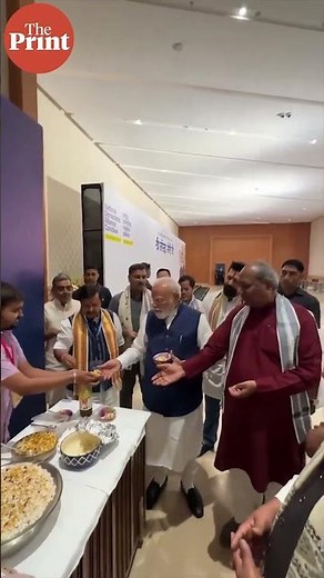 PM Modi shares Jhalmuri with NDA leaders at Bharat Mandapam #jhalmuri #narendramodi