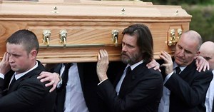 Jim Carrey llega al funeral de su exnovia