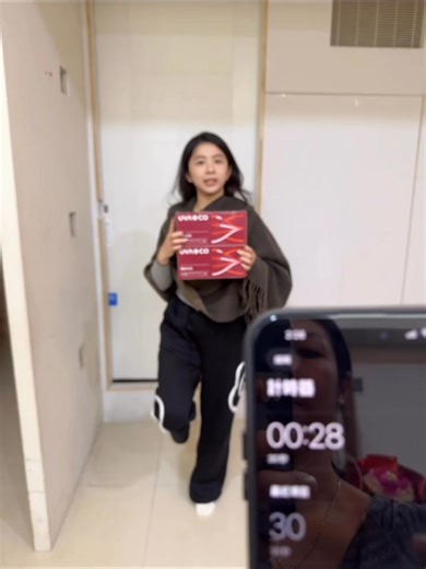新品發表💗💗💗 輕輕桑桑單腳站立 30秒挑戰 你站得住嗎？等你來挑戰！ 站得穩、補得對，一起桑出健康新高度 羅鈺絜接棒！ 葡眾(官方)健康同好會 #輕輕桑桑挑戰賽 #單腳站立30秒 #UVΛCO #葡眾 #桑本力元 #輕輕桑桑挑戰賽 #單腳站立30秒 #桑本力元 | 張翡心