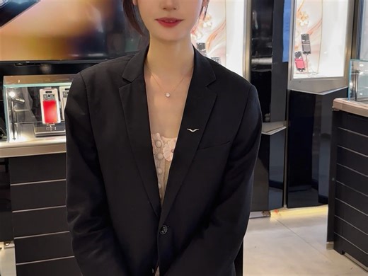 轻轻一折就能将大屏幕收入掌中。无论是工作还是娱乐，它都能带给你前所未有的便携体验。祝你享受这份科技带来的便捷与乐趣！✨