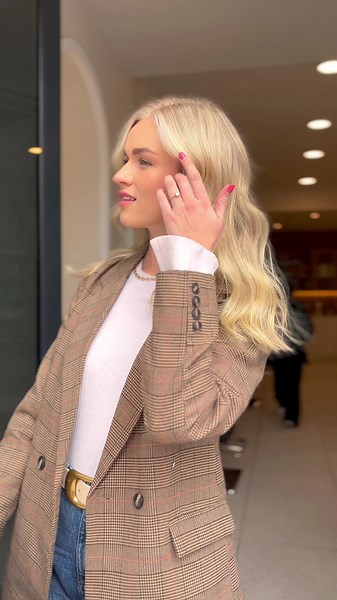 Our signature clean modern blonde 🪄✨ Hair done at out Green Point branch. #capetownhairstylist #capetownsouthafrica #blondehair #redkenshadeseq