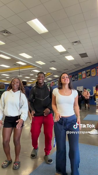 we eat off paper plates @️⁉️ @granddaddy_braylen #fypシ #dance #trio #foryoupage