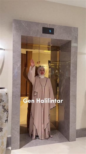 Gen Halilintar Official on Instagram: "11 Gen Halilintar 11 Lift! Thank you for your wonderful hospitality✨ @worthpeninsula @emaaraldiyafa Gen Halilintar family 2 parents and 11 kids chose a very luxurious, modern, brand-new hotel in Madinah Al Munawwarah, just steps away from Masjid Nabawi, near by the Madinah Photo Frame ❤️"