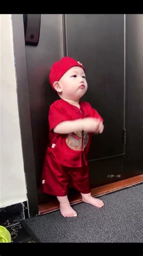 哈哈哈好可爱好可爱好可爱啊～☺️被你萌化了被小宝宝这表情拿捏了人类幼崽到底多可爱周岁礼服小伊一呀