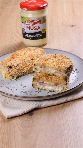 🧀 BIKINI de BERENJENA con Mayonesa Musa 💛 Una versión original, jugosa y crujiente del clásico sándwich bikini con jamón y queso… ¡pero con berenjena! 😍 Perfecta como cena fácil o aperitivo diferente con todo el sabor de Mayonesa Musa. 📝 Ingredientes: 🥄 Mayonesa Musa 🍆 2 berenjenas medianas 👉 Jamón cocido en lonchas 🧀 Queso en lonchas 🥚 2 huevos 🌾 Harina 👉 Pan rallado 🧂 Sal 👨‍🍳 Paso a paso: 1.- Corta las berenjenas en rodajas horizontales de unos 2 cm de grosor (unas 5 por pieza). 