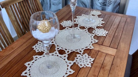 10 Crochet Christmas Table Runners