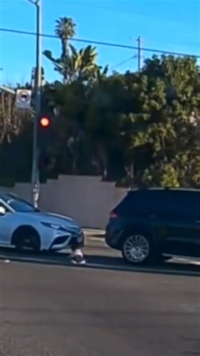 Una mujer de La Habra, California, fue arrestada por poner en peligro a un menor después de que cayera de un vehículo en movimiento en Fullerton, informó la policía. El incidente ocurrió el martes 20 cuando una cámara captó al pequeño cayendo a la carretera desde el lado del pasajero de una camioneta SUV negra. El vehículo se detuvo de inmediato y una mujer, la conductora, salió del auto y recogió al bebé del suelo. Tras la difusión del video en las redes sociales, un testigo se comunicó con el 