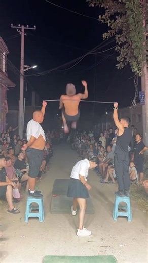 God Statham 郭达斯坦僧 on Instagram: "空翻跳高🤸🏻 Follow @godstatham For More！ #kungfu #wushu #martialarts #боевыеискусства #Artesmarciales #parkour #gymnastics #streetworkout"