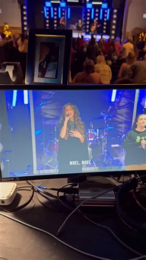 Nadia Mejia-Webb on Instagram: "El verdadero espíritu de la Navidad no está en lo que recibimos, sino en Aquel que nos rodea. Jesús es el centro, la luz que da sentido a cada momento y a cada canción 🩷 Cantar en el servicio de Nochebuena es mi manera de dar, de devolver un poco de todo lo que Dios me ha regalado. He aprendido que mi propósito en esta vida no es recibir aplausos, regalos ni reconocimiento… es dar, servir y amar, así como Él nos enseñó. Que esta Navidad nos encuentre con el coraz