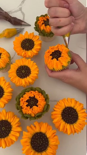 Kerry’s Bouqcakes on Instagram: "핊 핌 ℕ 픽 핃 핆 핎 피 ℝ 핊 ☀️ My online tutorials will take you step-by-step through the process of creating your own buttercream floral cupcakes 療 check them out now kerrysbouqcakes.co.uk/online-tutorials #sunflowers #springcupcakes #cupcakes #cake #caketutorials"