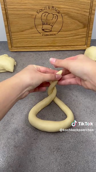 Weiche & Fluffige Martinsbrezeln😍 Zutaten für 4 Stück: 130 ml lauwarme Milch 55 g flüssige Butter 50 g Zucker 10 g frische Hefe 250 g Mehl 1 Prise Salz 10 g flüssige Butter 30 g Zucker 1 Päckchen Vanillezucker Etwas Zimt #martinsbrezel #zuckerbrezel #brezel #backen #rezept