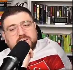 🎙️İlk hangi popçuya Dünya Kupası marşı için teklif gitmeli?🗣️Hasan Arda Kaşıkçı: 7-8 tanesine bir kar suyu kaçırın abi. Potansiyel adaylarla hemen konuya gireyim, zaman kaybetmeye gerek yok.1) Sefo’nun bir yapamadığı şarkı vardı, hemen bir o şarkı için Sefo stüdyoya giriyor.2) Level C5, hemen kendi tarzında bir şey yap abi. Ortaya karışık şarkılarından birini milli takım için bir cover’la.3) Edis, sen de bir çalış bu Dünya Kupası işinin üstüne.4) Manifest, kızlar sizden de bir şarkının bir dön