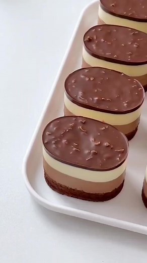 Crispy Chocolate Cheesecake 🥰 cake preparation take a bowl vegetable oil 50ml cocoa powder 20g mix well milk 65ml mix well cake flour 55g egg yolks 5 mix well on a separate bowl egg whites 5 sugar 60g lemon juice 4ml mix well mix the two liquids pan size 28x28 Bake in a preheated oven 150C 28 to 30min depends on the oven let it cool aluminum mini oval cake molds 6x4x2.5cm acetate film around the molds cheese part preparation take a bowl cream cheese 180g sugar 40g whipped cream room temperature