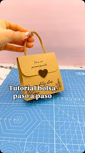 🤩 Tutorial paso a paso de bolsa con solapa. ⚠️ Importante 🥴 me equivoqué en la primera medida para las base es 4 cm. ✅ Con 1 hoja A4 sale esta medida 👉🏻 Queda así 4-10-1 y lo que sobra 🤣🤣 👉🏻 Del otro lado 1-4-10-4-10 🔊 Ahora siii subi el volumen que te expliqué todo el paso a paso #packaging #diy #tutorials #tutoriais #empaques #papelariapersonalizada #diycrafts # | La Reina del Tutorial