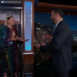 En 2015, Miley Cyrus s'est rendue à une interview dans l'émission de Jimmy Kimmel, sans jamais imaginer que l'animateur allait tenter de l'humilier devant tout le monde. Aussi, quelques jours plus tard, une célèbre rappeuse s’est confrontée à la chanteuse devant des milliers de personnes lors des MTV Video Music Awards. Abonne-toi pour plus de vidéos http://bit.ly/yt-icones | Icônes