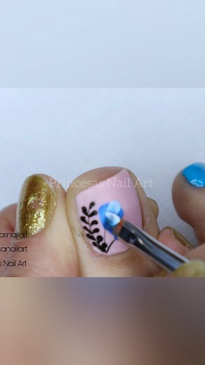 💙🌸¡DISEÑO DE UÑAS DE PIES INCREÍBLE! Azul, Rosado Claro y Flores Azules 🌼✨ ¡Mira este video short de YouTube y aprende cómo crear un ESPECTACULAR diseño de uñas de pies en AZUL y ROSADO CLARO con líneas negras, pequeñas hojas y DELICADAS flores azules pintadas a mano alzada! 💅🏼👣 ¡Transforma tus pies en una obra de arte! #NailArt #Pedicure #UñasDePies #DiseñoDeUñas #Pedicure #NailArt #FloresAzules #UñasAzules #UñasRosadas #LíneasNegras #HojasNegras #ManoAlzada #TutorialDeUñas #Belleza #Nail