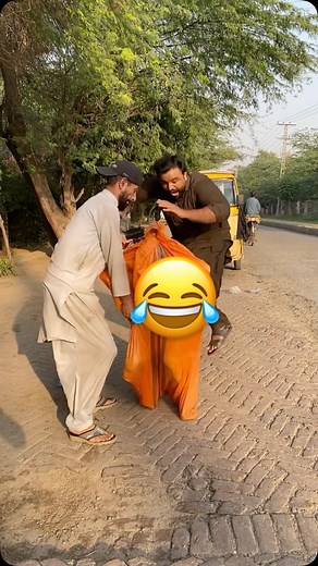 3K views · 106 reactions | Magic Pranks  So funny video #harekfriendkaminahotahai #funnyvideos #ekmotahathighumechala #explore #reels | Kasuri Funn Waly | Facebook