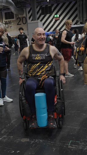Last week at the British Rowing Indoor Championships, we met Andy McEvoy — Invictus Team athlete and adaptive rower. He proofs that progress is built one pull at a time. From the importance of patience in building fitness to the nerves that never quite go away before a race, Andy shares what indoor rowing truly means to him 💛🖤 | World Rowing Indoor