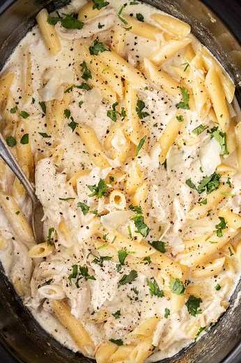 The BEST Crockpot Chicken Alfredo (VIDEO)