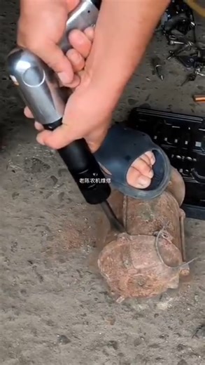 Pneumatic hammer air chisel to work on an electric motor #tools #hardwaretools #hammer #shortsfeed