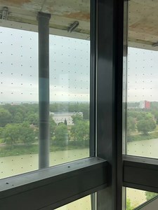 Der Neue Dalwigk Die Arbeiten am Neuen Dalwigk, dem Turm direkt neben dem historischen, sanierten Kavalier Dalwigk, schreiten mit großen Schritten voran. Nachdem außen an der Fassade die Fertigteile zur Verkleidung inzwischen komplett angebracht wurden, laufen im Inneren die Baumaßnahmen auf Hochtouren. Zwei Stockwerke wird das Digitale Gründerzentrum der Region 10, brigk, beziehen. Weitere Büroflächen werden von Stadt bzw. IFG (Wirtschaftsförderung Ingolstadt) belegt, ein Teil wird an ein exter