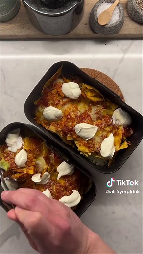 5 minute air fryer nachos! Yum 😋👌 #airfryermaster #nachos #nachosrecipe #airfryerrecipes #airfryersnacks #airfryerhack #snacks #snackideas #lunch #mexicanfood #mexicanfoodrecipes #capsicanabignightin #capsicana