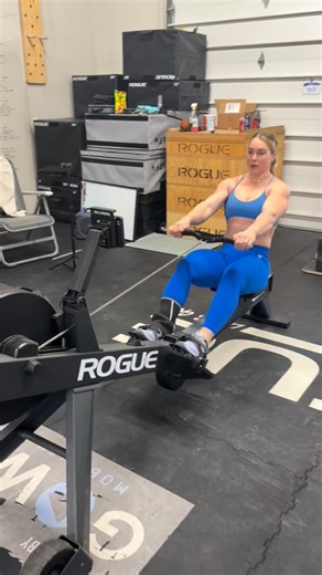 The first WZA workout was announced, so it’s time to hit some intervals of the workout so I know what I’m in for! Rowing, Wall balls and legless rope climbs 🫡 @ready_nutrition always keeping me from completely bonking during long sessions! 🥤 | Ellie Turner