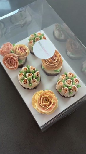 Buttercream flower cupcake tutorial #edibleflowers #cupcake #floralcupcakes #floralcupcaketutorial #italianbuttercream #fyp #shorts