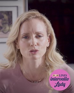 11 reactions | Restare a casa non è una scusa per poltrire sul divano! Per mantenere una silhouette fresca e tonica basta fare un po’ di esercizio in casa e senza attrezzi. Segui il consiglio di Justine Mattera, la nostra Lady Wellness! | LINES | Facebook