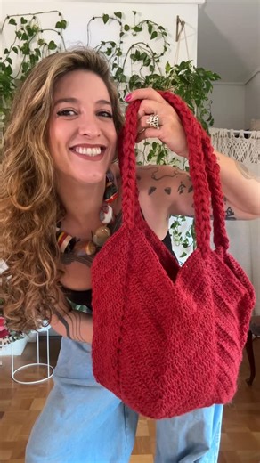 Anne Galante on Instagram: "E ai agulhita, quer aprender a ser livre no crochê? Vem aprender de um vez por todas comigo na Semana do Crochê! Vou te ensinar a Regata Cancún pra você arrasar por aí! É de graça!! Bora participar da Semana do Crochê - Moda que Vende! 🧶🧶 Comenta aqui “QUERO” que eu te envio o link 👉 O fio maravilhoso é da @vmfeitoamao E a bolsa se tiver muuuuuito comentário eu gravo pra vocês! #annegalante #crochet #agulhasativar #tutorial #diy"