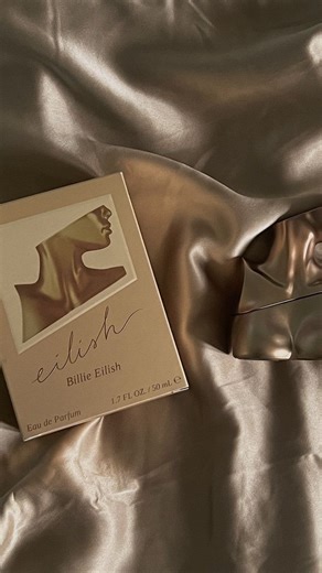‎مرجع عطرهای ترند و اورجینال دنیا‎ on Instagram‎: "دیگه خودتون در جریانید که این بیلی آیلیش شماره یک چقدر محشره 🥹✨ بوی شکلاتی و وانیلی که داره باعث میشه بهش اعتیاد پیدا کنید 🫣🍫 رایحه اش هم جوری هست که برای این فصل بهترینه 🥰👀 بیلی آیلیش شکلاتی اینجوریه که وقتی به خودت اسپری میکنی انگار داری بوی شکلات یا یه قنادی که دسرای وانیلی میفزروشه رو به خودت تزریق میکنی🥹 🍫 رایحه این ادکلن هم برای فصل سرد مثل پاییز و زمستون بهترین هست 🌝🎀 این عطر به صورت کلی چه در یه ملاقات ساده و چه در مهمونی های شی