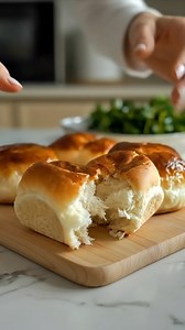 Sugar-Free Cottage Cheese Cloud Bread – Light, Fluffy & High-Protein This easy cloud bread is made with whipped egg whites and blended cottage cheese for a soft, airy, bread-like bite—perfect for sandwiches or snacks with no added sugar. Ingredients (Makes 6 cloud breads) 3 large eggs, separated ​ 1 cup cottage cheese (4% preferred), blended until smooth ​ 1/4 tsp cream of tartar (optional but helps stiff peaks) 1/4 tsp salt ​ Optional (more “bread-like”): 1 tbsp cornstarch or arrowroot powder ​