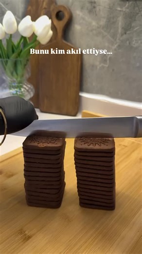 Bescayitarifler on Instagram: "Pişirme işlemi olmadan ister sade ister tatlılara krema olarak kullanabileceğiniz enfes bir tatlı deneyin denettirin o kadar iddialı 🙂‍↔️ 📸 @sedef.alkasi Malzemeler 2 paket kakaolu bisküvi 2,5 su bardağı süt (500 ml) 1 tepeleme yemek kaşığı tereyağı 2 paket çikolata (ben bitter kullandım) Hazırlanışı Sütü ve tereyağını cezveye alıp ısıtın. Mutfak robotuna bisküvi, tereyağlı sıcak sütü ve çikolatayı ekleyip çekin(Pürüzsüz bir kıvam alana kad