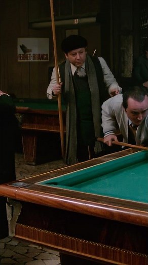 Paolo Villaggio e le lezioni notturne di biliardo 😂! Dal film Fantozzi (1975)