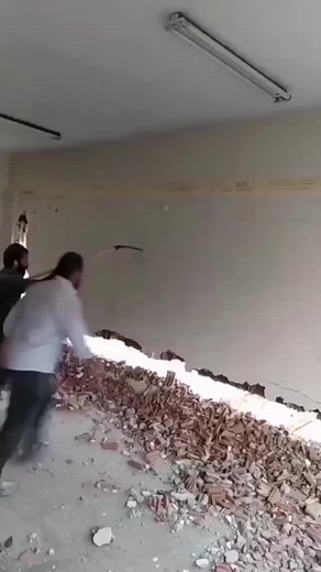 2.8M views · 13K reactions | Avez vous d'autres idées pour démolir ce mur ? Touver des cours et videos sur le site 4geniecivil.com https://bit.ly/2zkPNKm #geniecivil #construction #architecture #btp #chantier #batiment #travaux #ingenieur #travauxpublics #ouvragedart #infrastructure #grosoeuvre #formation | Cours génie civil | Facebook