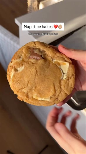 Darcie Ratcliff on Instagram: "Simple cookie dough recipe! You can freeze this dough for up to 3 months and bake them all at once or just a few at a time when you fancy them! 🥰 Ingredients: - 200g unsalted butter - 300g light brown sugar - 1 egg - 1 tsp vanilla extract - 325g self raising flour - 200g milk chocolate - 200g white chocolate #easybaking #cookies #cookierecipe #baking #bakewithme"