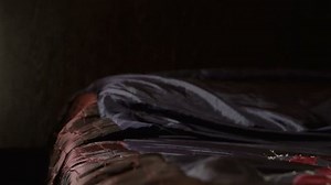 homme et femme font l'amour au lit: embrassant et touchant