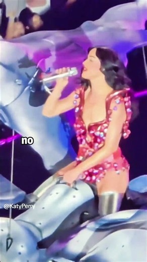 Katy Perry interpreta una canción “desconocida”🎤✨