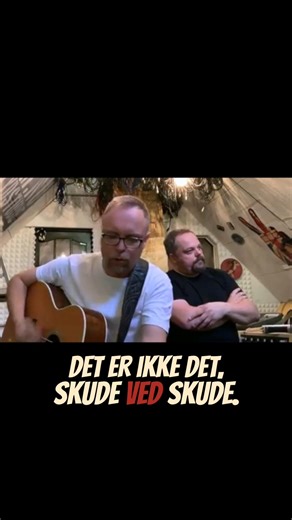 Da vi lavede “Havnen” i sin tid, fandtes der faktisk et vers mere. Et helt vers som gled ud, før sangen overhovedet blev indspillet. Vi skar det fra, fordi sangen ellers blev for lang. Men også fordi det placerede historien så tydeligt i sin egen tid, at det trak fokus væk fra alt det, der gør sangen tidløs. Hør den færdige version her: https://youtu.be/bGrNxBFCEIc Synes du, verset mangler? | FAVN