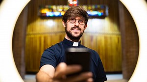 ¿Aún no conoces al padre Damián, el cura español que arrasa en TikTok?
