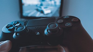 Playing video games linked to poor eating habits in male college students